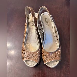 Women's Kenneth Cole Reaction Wedge Brown Sandals with Intricate Cutouts. Size 8